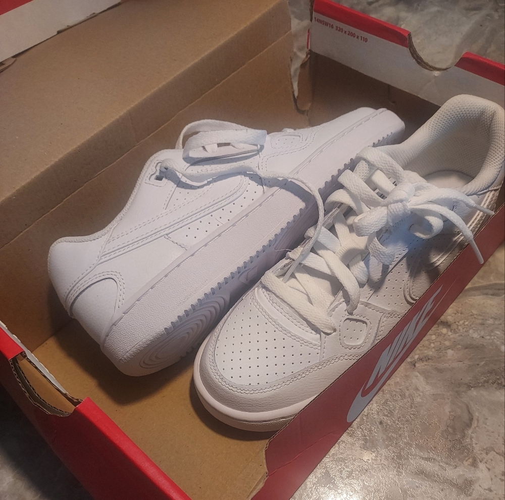 Nike, youth size 6.5, white